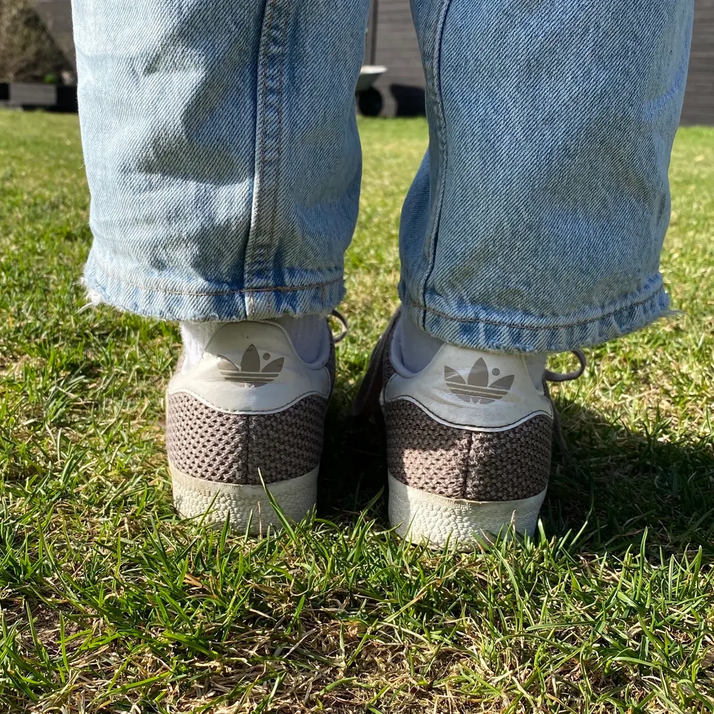 Sjukt fina och unika Adidas GAZELLE skor i brun/grå aktigt tyg. Storlek 38, men är en aning små i storleken. Jag har normalt 37/37,5 och dessa passar mig perfekt. Lite smutsiga vilket går att tvätta bort, men har inga skador eller annat. Frakt tillkommer 🚚 . Skor.