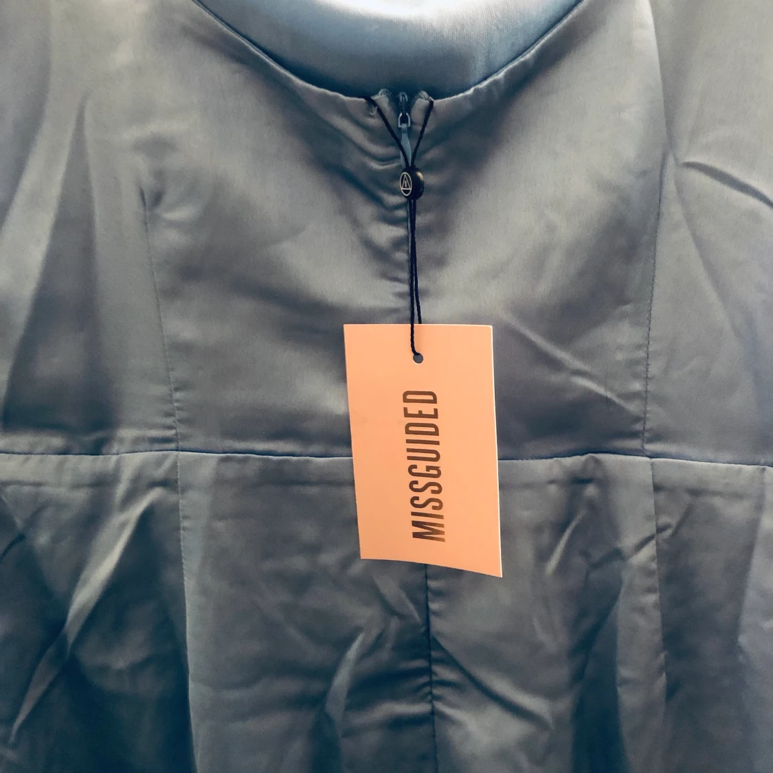 Blå satinklänning från missguided - 90