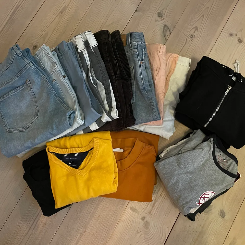 Säljer alla möjliga plagg Från - Tiger of sweden - Dickies - Weekday - Tommy Hilfiger - American apparel   8 par byxor 2 Hoodies 3 långärmade tröjor 3 tjocktröjor  Produkter kan säljas separat  Allt för 1000kr. Jeans & Byxor.