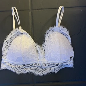 Bralette  - En vit bralette med spets. 