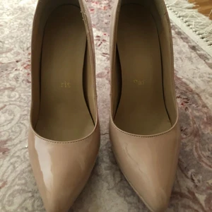 Storlek 39 - Klack skor( läder )  storlek 39 