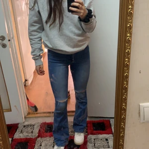 jeans Hm - Fina bootcut jeans från hm sitter bra och själv har jag Xs eller S och dessa sitter bra. Skulle mer föredra att det är S då dom är större om man har Xs skriv privat för intresse. Möts bara upp