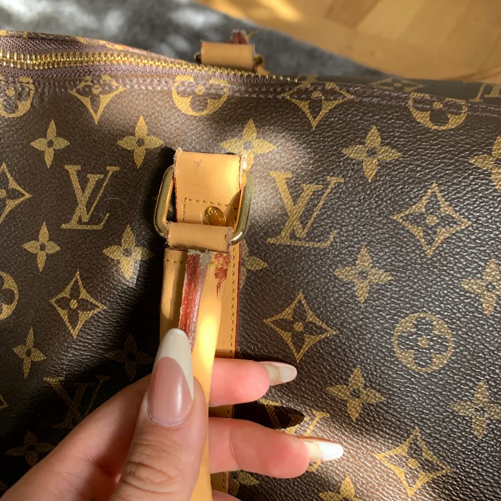 Louis Vuitton travel bag XL, köpt på second hand i Paris för 2000kr, väldigt bra skick och väldigt fin, äkta skinn, lite små skader på den som ni ser på bilderna 💕 den är väldigt stor så man är medveten om de 😘. Väskor.