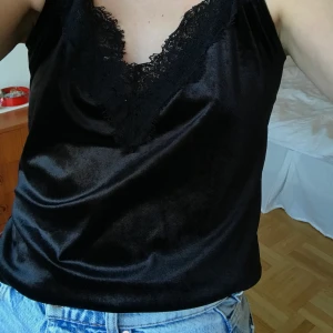 Linne med spetskant - Jättegulligt linne som knappt använts. Har knutit upp banden men det går nog att lossas på om så vill! Priset är inklusive frakt:))