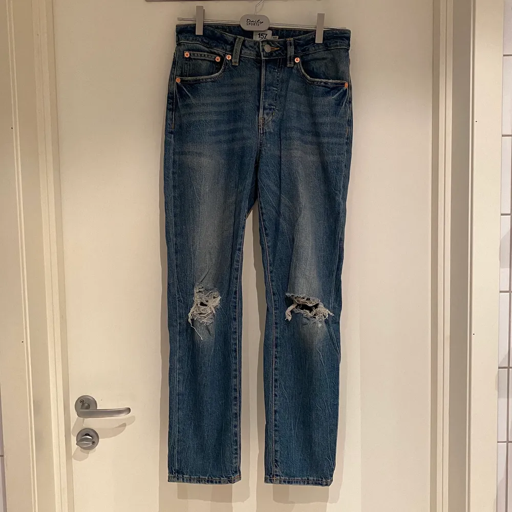 Raka jeans med slitningar från lager 157, modell: wide . Jeans & Byxor.