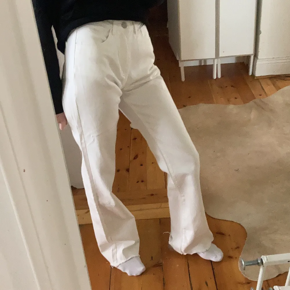 Jag säljer dessa snygga vita jeans i storlek xs pga att jag tycker de är något stora på mig, så de skulle även passa s kanske till och med m. Det är raw cut nertill vilket innebär att man kan klippa till de i sin längd! De går ner över skorna på mig som är 168 cm. Buda i kommentarerna från 100 kr (+frakt), eller köp direkt för 150 kr (+frakt) Skriv privat till mig för fler bilder! . Jeans & Byxor.