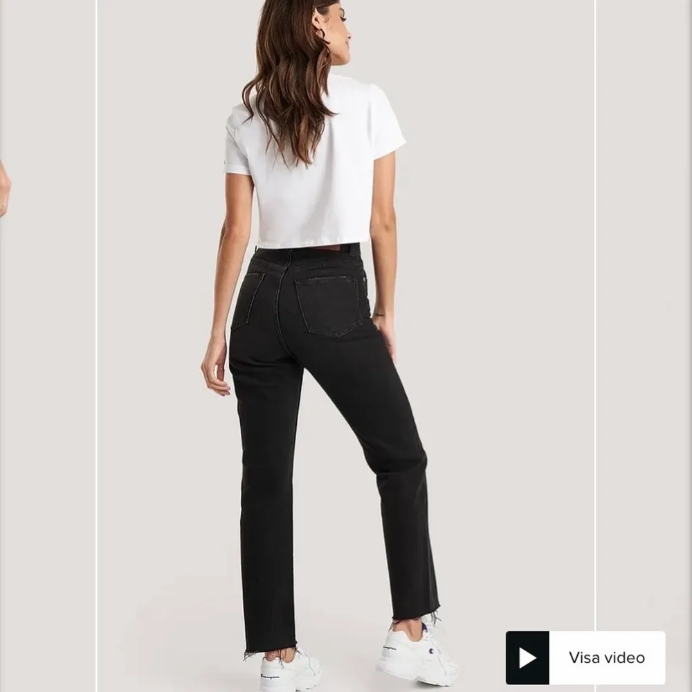 Säljer ett par jeans från NAKD i modellen ”High Waist Raw Hem Straight Jeans” i storlek 34. Perfekt längd på mig som är cirka 167 och de är normala i storleken. Använda fåtal gånger så väldigt fint skick! Köparen står för frakt. . Jeans & Byxor.