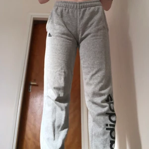 Adidas storlek M - Används få gånger, är mindre än storleken säger, ålder ca 11-13. Har en fläck som inte går bort i tvätten