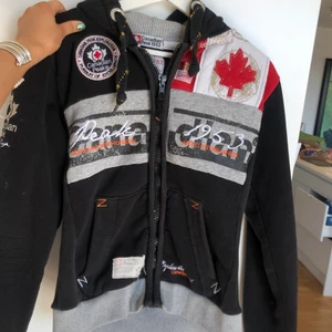 Hoodie - Säljer denna fina zipup hoodie💖 står m men skulle säga att den snarare är en stor S. Fraktar 66kr (spårbart) eller möts upp i Stockholm🙏