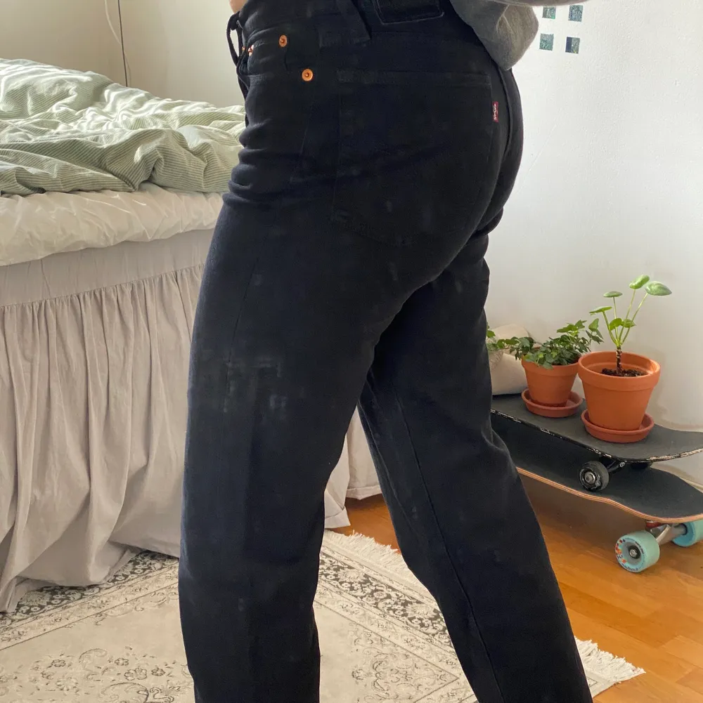 Ett par svarta jeans från levis i modellen wedgie straight. Dom är väldigt mjuka och sköna i materialet. Jag är 168 cm med ganska långa ben och har vanligtvis storlek s !:) . Jeans & Byxor.