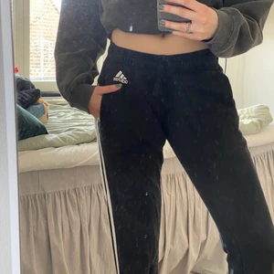 Adidas mjukisbyxor - Ett par svarta lite tajtare mjukisbyxor från adidas som tyvär har blivit lite små. Jag är 168 cm och bär vanligtvis storlek s !:)