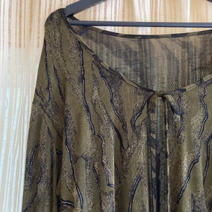 Blus/kofta! - Jättefin grön-brun blus/kofta med fina detaljer. Perfekt att ha över ett linne eller över bralette och höga byxor. Köpt second hand, i väldigt bra skick. Strl M skulle jag gissa på. 