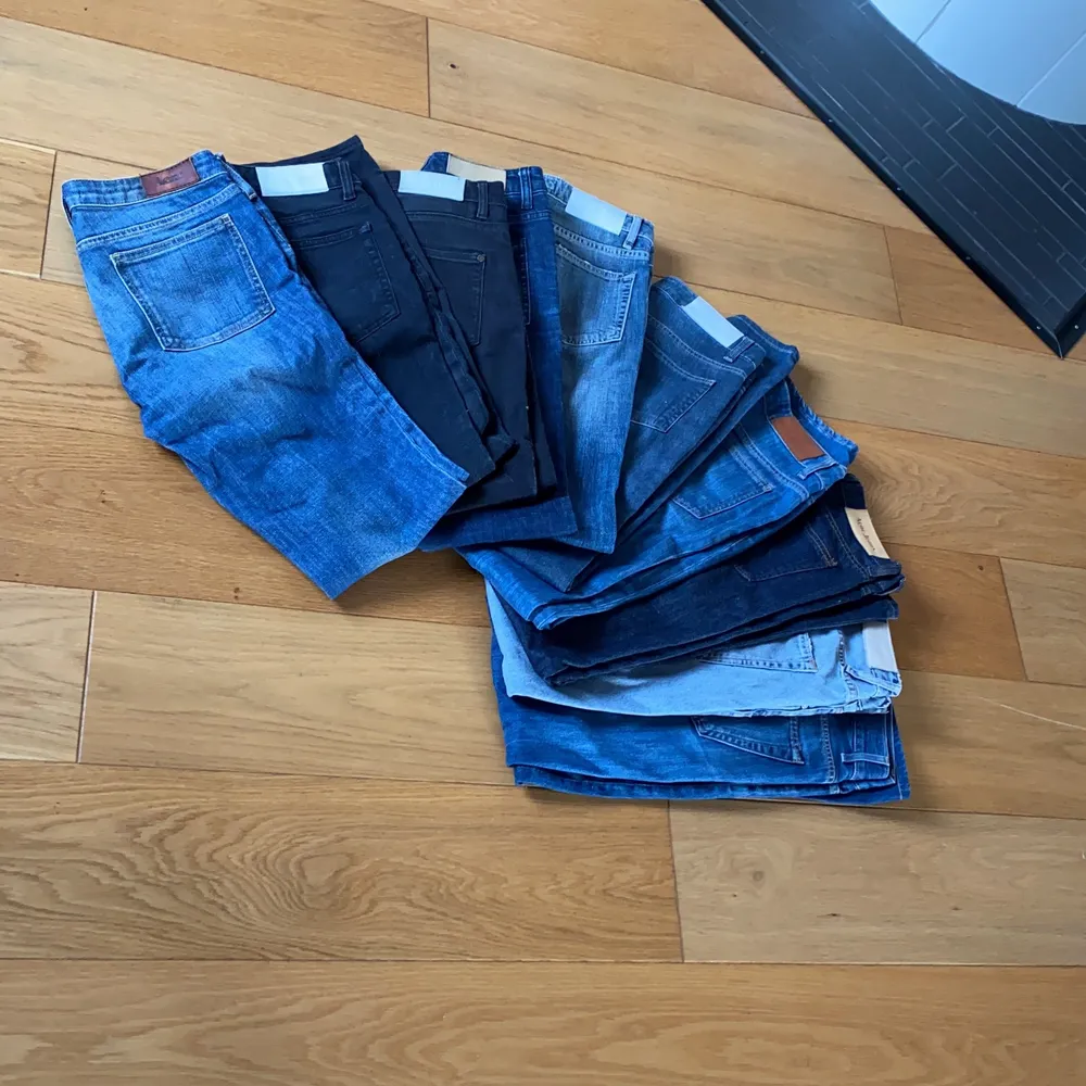 Säljer ut massa fina Acne jeans, finns boot-cut, straight fit allt!! Gå in på min profil och kika🍸🍸🍸. Jeans & Byxor.