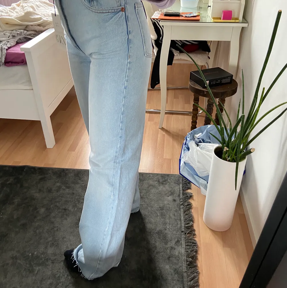 Långa blåa jeans från Zara, aldrig använda. Köpta för 399kr. Höga i midjan och långa i benen. Du kan själv klippa dom i vilken längd du vill. Skriv om du vill se fler bilder 💗💗. Jeans & Byxor.