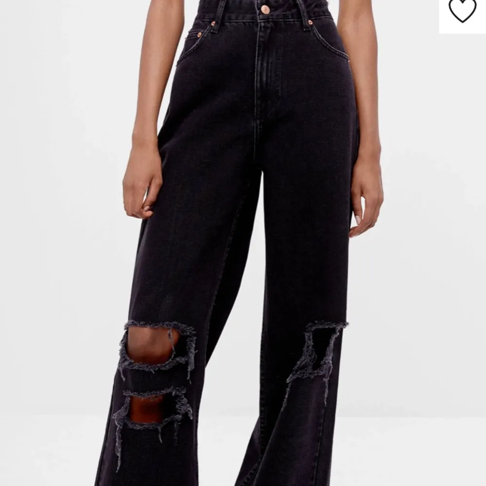 Säljer dessa supersnygga bershka jeans. Köpta på zalando. Säljer pga för långa för mig och väldigt tight på mig i midjan.  . Jeans & Byxor.
