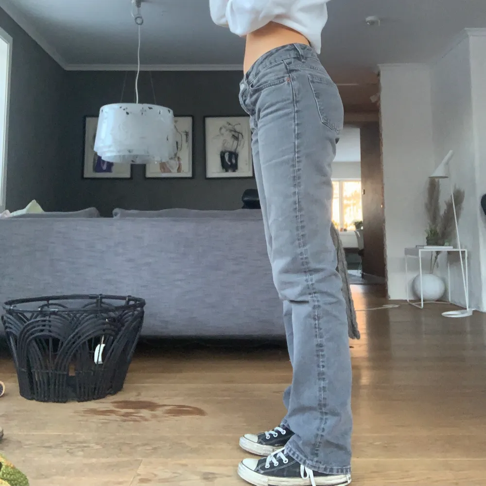 Asfina lågmidjade zara jeans💓💓helt slutsålda!!! Älskar dessa men har dubbletter🙈ljusgråa och storlek 36/34 skulle jag säga,, kan skicka men köparen står frakt:) köp direkt för 650 (mina bilder). Jeans & Byxor.