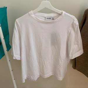 Vit t-shirt från Weekday i Strl S. Aldrig använd, lapp finns kvar! 🤩 Köparen står för frakten❣️❣️