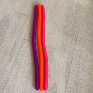 Monkey noodle - Jag säljer monkey noodle de är 29cm långa och väldigt strätsiga kostar 12kr st 
