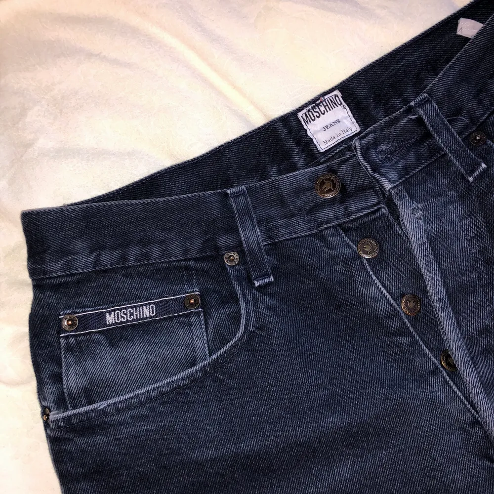 Vintage moschino jeans!🤩 Har använt dem ett tag men får tyvärr inte användning för dem längre. Den är i gott skick förutom lätt slitning på insida lår. Det är knappar i gylfen. Jeans & Byxor.