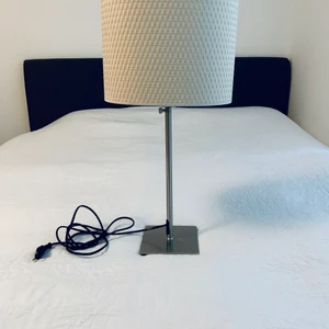 Bordslampa  - Aläng bordslampa från Ikea. Den är fin och hel men det är lim som har fastnat på den som ni kanske på bilden. Man kan höja och sänka den, glödlampan ingår.  80kr.    Kolla gärna in mina andra inlägg, Vi intresse av fler varor så fixar jag ett bra paketpris!