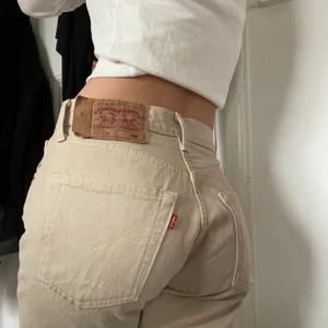 Levis jeans - Säljer ett par snygga beiga midrise/lowrise Levis jeans. De är i W28/L34 och passar perfekt på mig som är 165. De är i mycket bra skick(har en smutsig spegel) 💖 Bud:440kr