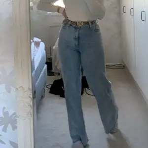 Säljer nu min vida jeans från monki, modellen ”Yoko Jeans Light Blue” då dom är alldeles för stora för mig nu. Använt flitigt men är i jättebra skick, dom var för långa för mig så klippte av dom lite, passar mig perfekt på längden nu och jag är 164 cm. Nypris 400kr