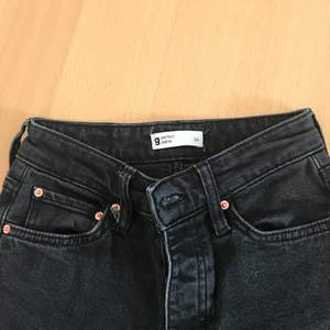 Straight leg jeans från Gina Tricot i storlek 34. Fint skick, för korta för mig som är 166cm. Hör av dig vid frågor eller för fler bilder💗 frakt tillkommer!