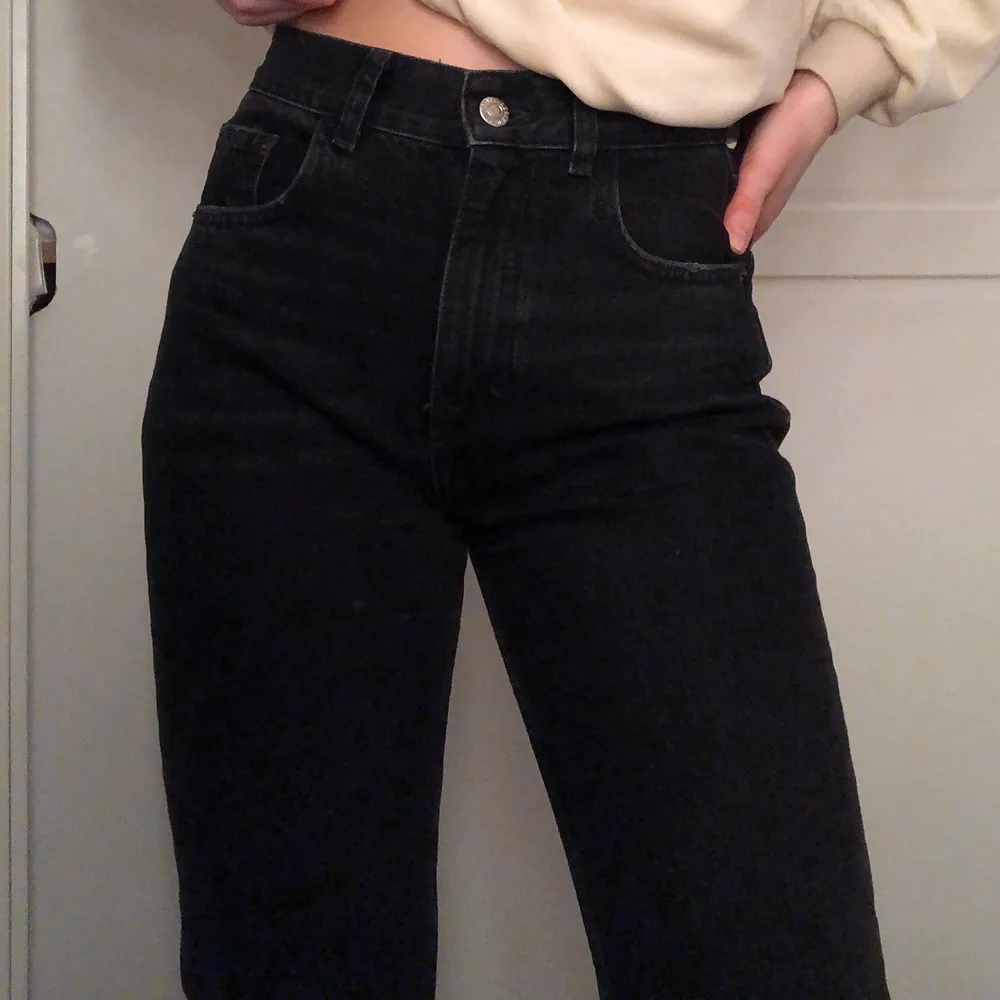 Populära svartgråa jeans med slits ifrån Pull&Bear. Ganska raka i modellen med slits på insidan . Jeans & Byxor.
