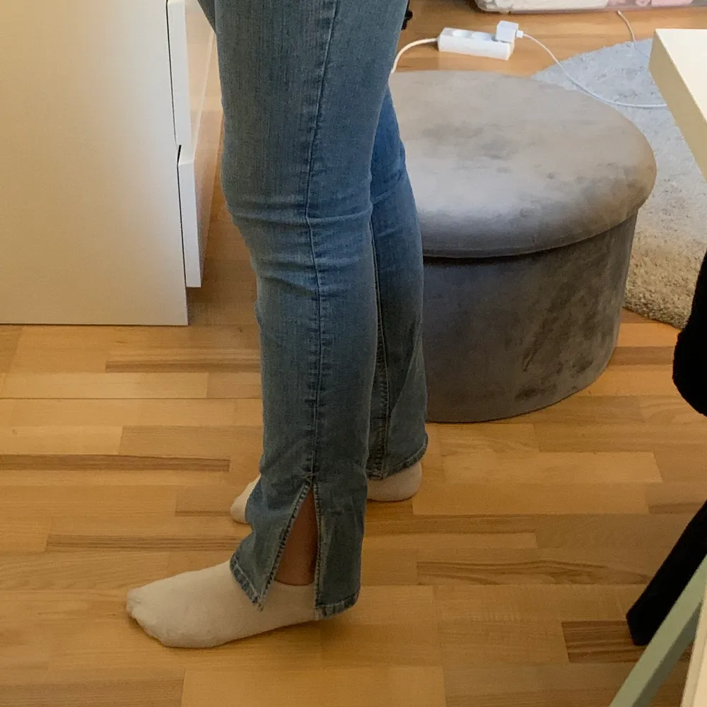Superfina jeans från zara men en slits på utkanten. Storlek 40 men skulle säga att de sitter som 38/M, helt nya endast använda nån enstaka gång. Jag är 174 cm med långa ben men skulle nog passa någon lite kortare. 🥰. Jeans & Byxor.