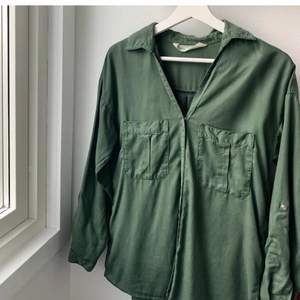 Militärgrön skjorta från zara i storlek s, använd fåtal gånger🦋