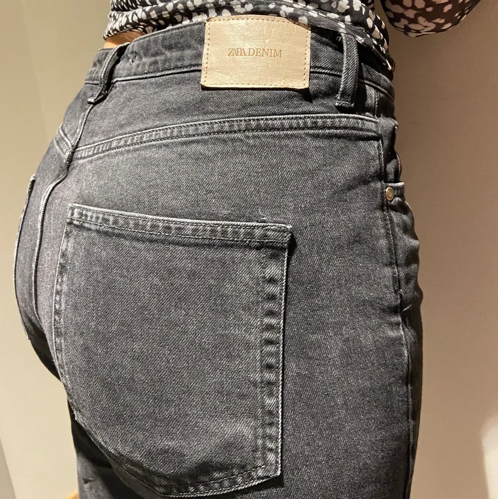 Svarta högmidjade jeans från Zara med slits på insidan av byxorna, använda ett fåtal gånger!!! Strl 42 (men passar 40) Jag är 175 cm lång för referens och jeansen passar mig men skulle säkert passa längre personer! . Jeans & Byxor.