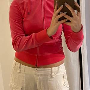Hot Pink tröja med luva💖 Hör gärna av dig ifall du har några frågor!! Jag är 170cm och har vanligtvis storlekarna S/M Köparen står för frakt☺️ 