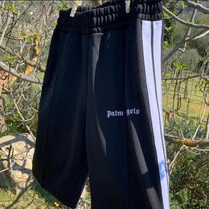 Palm angels shorts Medium - Säljer dessa PA shorts för 800kr. Det är storlek medium och är unisex, så passa på tjejer o killar🔥 endast swish🙏🏻