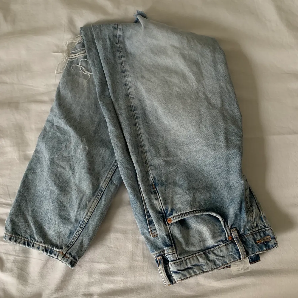 Ljusblåa jeans med hål i knäna. Nästan oanvända, säljer pga att det är för stora. 💕💕. Jeans & Byxor.