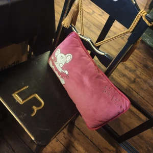 Kudde - Säljer denna mjuka kudde. Osäker om måtten men runt 10x35cm♥️