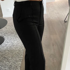 Svarta kostymbyxor, NA-KD - Svarta kostymbyxor från NA-KD i storlek 36. Slits på vardera sida vid anklarna. 