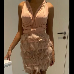 Klänning storlek 34 - Klänning i bra skick, endast använd en gång. Justerbar överdel som man kan ha precis hur man vill. Pris kan diskuteras.