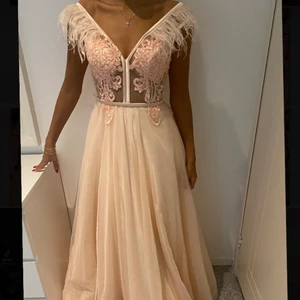 Klänning storlek 34 - Rosa långklänning i bra skick, endast använd en gång. Pris kan diskuteras.  