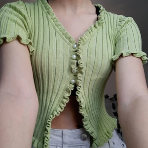 Grön topp - Säljer denna gröna toppen i mycket bra skick, nästan som ny pga inte kommer till användning. Strl: XS/S kan också passa till M eftersom den stretchar. 