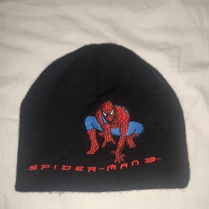😘 - Sjukt gullig Spiderman mössa. Riktigt swag rätt så liten liksom, väldigt bekväm. Svart med röd text.