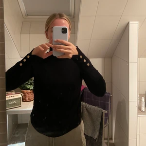 Polotröja - Polotröja från Zara med gulddetaljer på armarna. Superfint skick, knappt använd. Storlek S