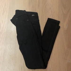 Dr Denim jeans svarta storlek S - Svarta jeans från Dr. Denim i bra skick