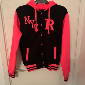 Hoodie  - Hoodie med knappar, st: XL, ganska liten                       Använd i gott skick