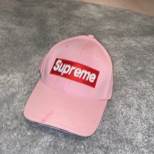 Keps - En Supreme keps vet ej vart jag har köpt den med jag vet att den är fake         Hämtas bara i Eslöv 