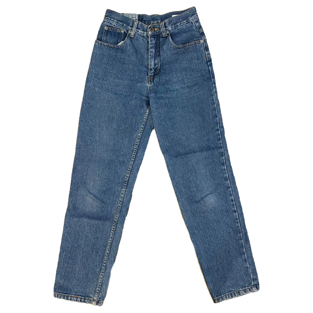 Superfina mom jeans från brooker i fint skick, står storlek 152 men passar mig som har strl 34/36 i jeans 💙 DM vid frågor osv, såsom fraktkostnad! . Jeans & Byxor.
