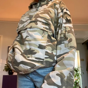Supercool vintage camo-jacka - Jacka köpt second hand. Ganska bra skick och superskönt och varm. Avtagbara ärmar. Coola detaljer på ärmarna. Gratis frakt!