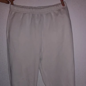 Mjukisbyxor - Ett par vita mjukisbyxor ifrån Gina som jag köpt för 249 kr men säljer för 100 kr. De är i fint skick och inga fläckar eller märken. Säljer pga att jag inte har fått användning av dom. Dom år i storlek M🥰 köparen står för frakt