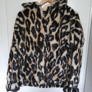 Leopard Pälsjacka från monki  - Leopard pälsjacka från monki. Storlek M. Ej äkta päls. Pris kan diskuteras. 