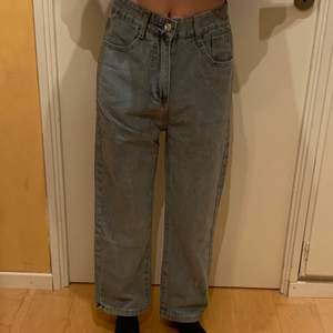 Blåa jeans säljes för 300kr. Storlek S, säljer för att jag inte gillade passformen men de är aldrig använda. Köpte dem för 500kr och frakten betalar du för själv.