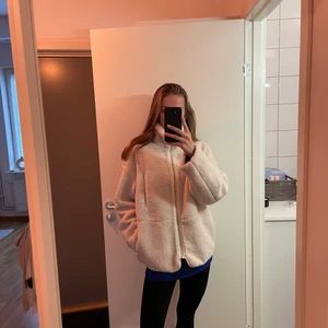 Pilejacka - Säljer min pilejacka från H&M pga aldrig använt!! Nypris är 499 men säljer den för 300 kr + frakt.